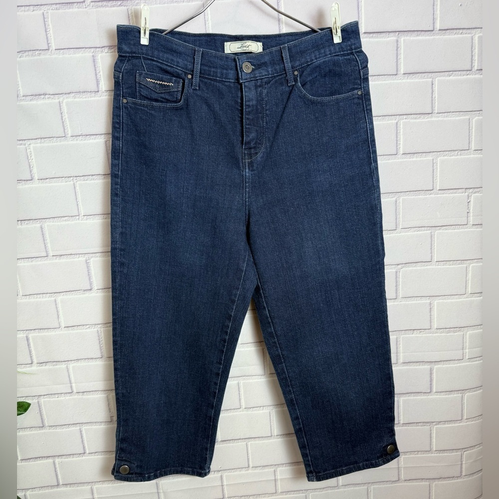 Levi's VTG Women's Dark Wash Black Patch Jeans C
Cropped Straight Leg/size 10
